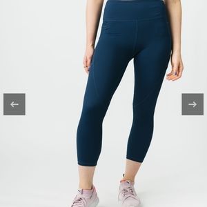 NWT Zyia Navy Light n Tight Capris. Size 16-18